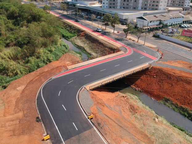  2 PONTE NA AV. AURORA FORTI NEVES SOBRE O CRREGO OLHOS DGUA - (OLIMPIA/SP)